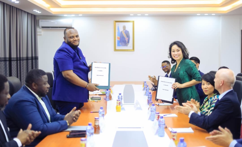 Kinshasa : Signature d‘un accord entre l‘Hotel de ville et une societe vietnamienne pour la construction d‘une cite moderne