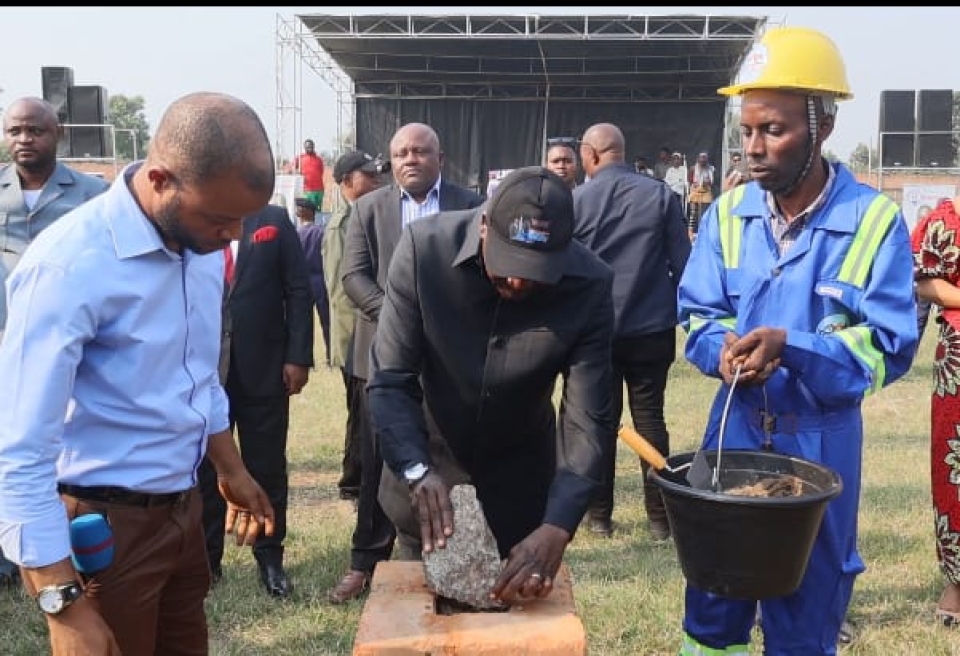 Kananga : Pose de la premiere pierre pour l‘installation de la pelouse synthetique au Stade des Jeunes