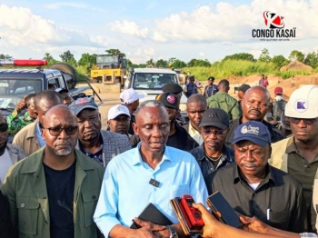 Délégation du ministre des IRP John Mbanza sur la route Kalambambuji 