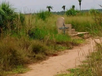 KANANGA : Deux amants surpris en plein ebat sexuel sur une tombe au cimetiere du quartier Hopital le jour du nouvel An