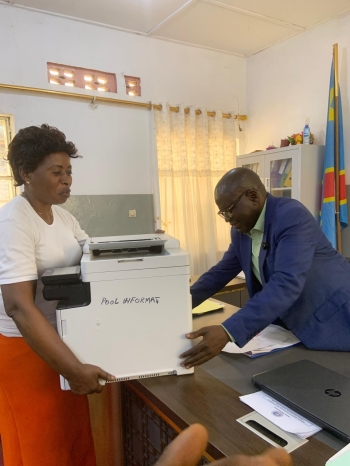 Mbuji-mayi : L‘IPP Kasai-Oriental 1 s‘equipe, Etienne Mbuyu Mulume remet un lot de kits informatiques a ses services