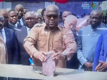 Félix Tshisekedi pose la pierre de l‘extension de Kinshasa 