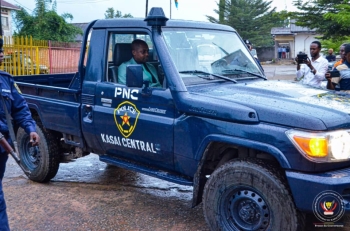 Kasai Central : le Gouverneur Moise Kambulu remet une Jeep d‘escorte a l‘Assemblee provinciale pour renforcer sa mobilite