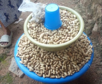 Des arachides au marché de Kananga 
