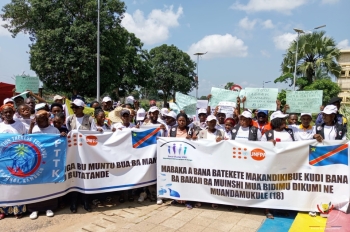 Kananga : des organisations feminines et la societe civile marchent contre les violences numeriques faites aux femmes