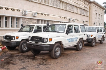 Kasai central : Les administrateurs de cinq territoires de la province recoivent du Gouverneur interimaire les jeeps Land cruiser, dotation du president Felix-Antoine TSHISEKEDI