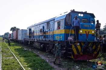 Kasai-Central/Relance des travaux du barrage hydroelectrique de Katende: le Gouverneur receptionne 14 conteneurs de materiel a Tshimbulu