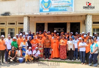 Des ONG féminines avec Job Kuyindama Kandende, Vice-Gouverneur et gouverneur ai du KC lors de la clôture de 16 jours d‘activisme ©Ph Congokasai.com